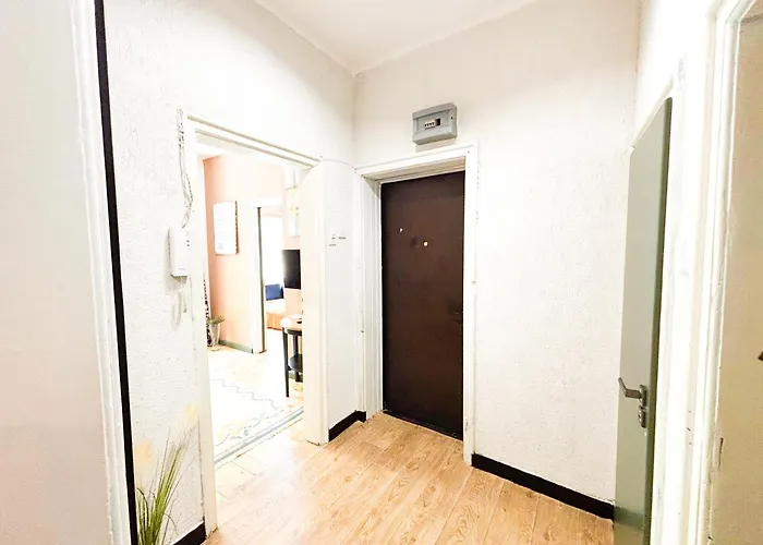 2bdr Flat In Centre *